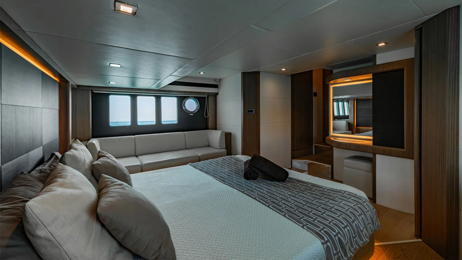 2017 Absolute 52 Fly