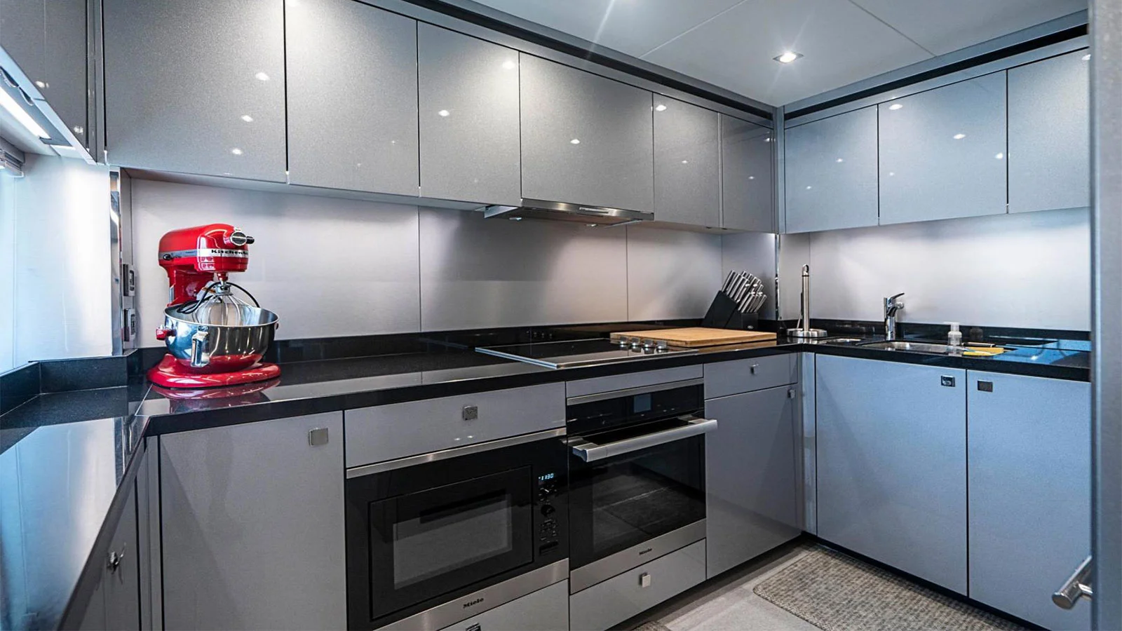 2017 Sunseeker 95 Yacht