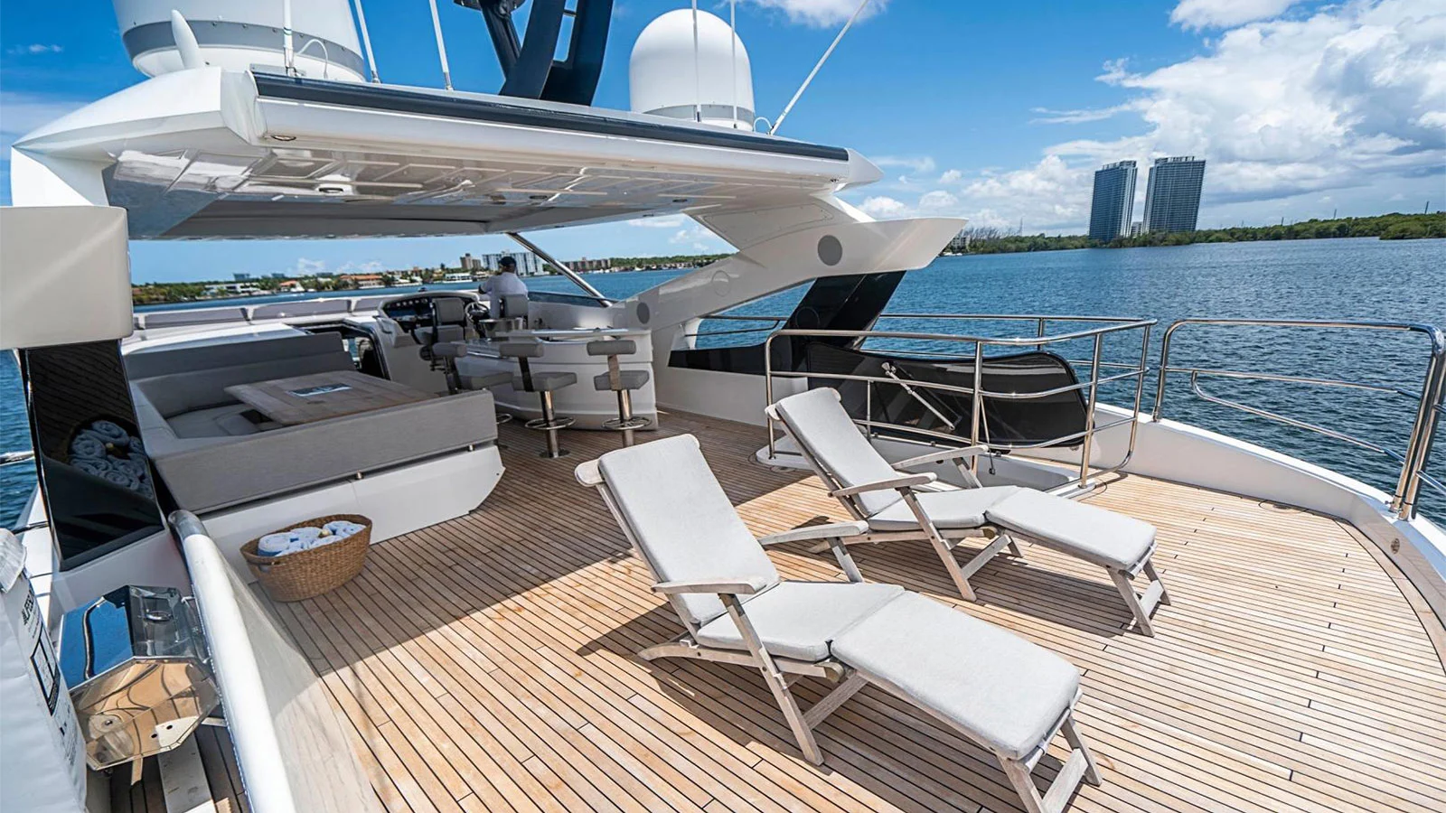 2017 Sunseeker 95 Yacht