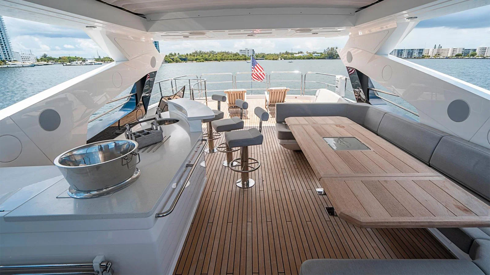 2017 Sunseeker 95 Yacht