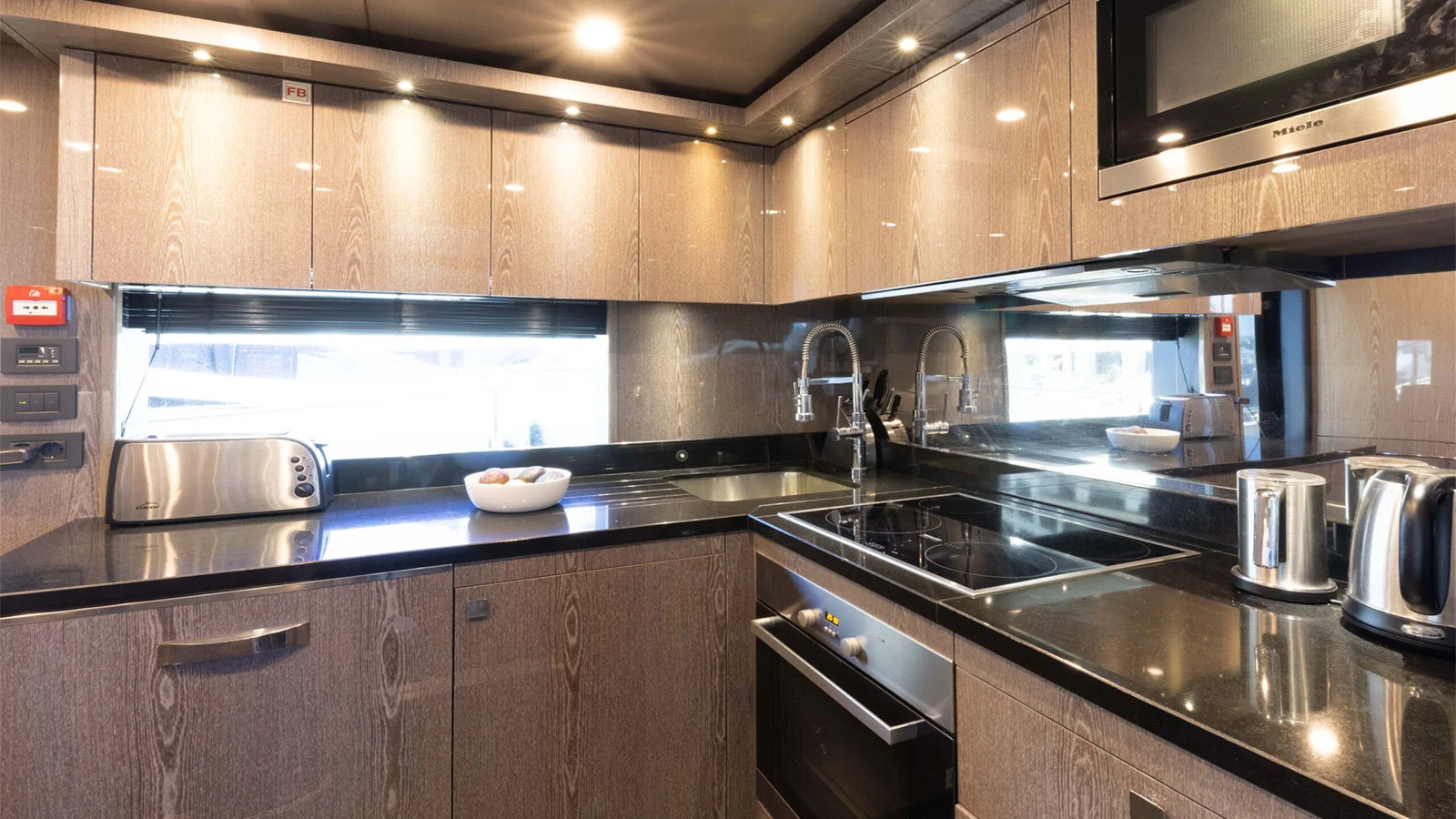 2013 Sunseeker 92 Yacht