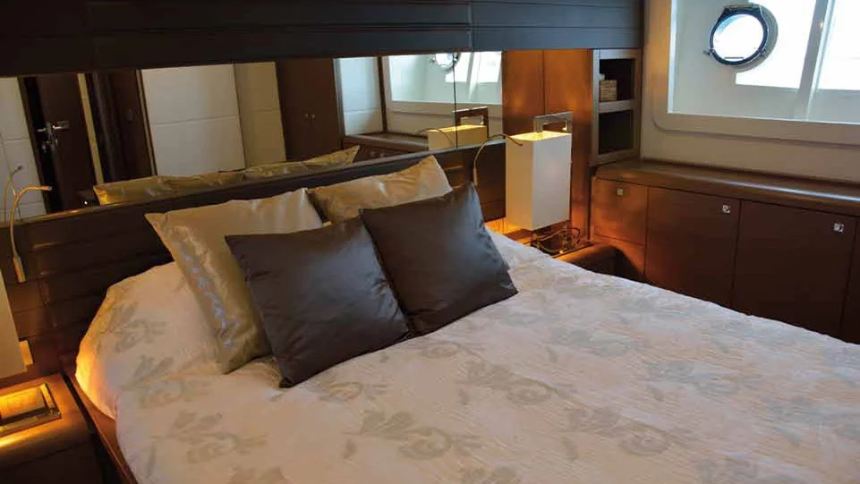 2013 Ferretti 800 HT