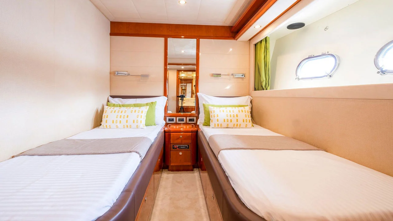 2007 Ferretti 830 HT