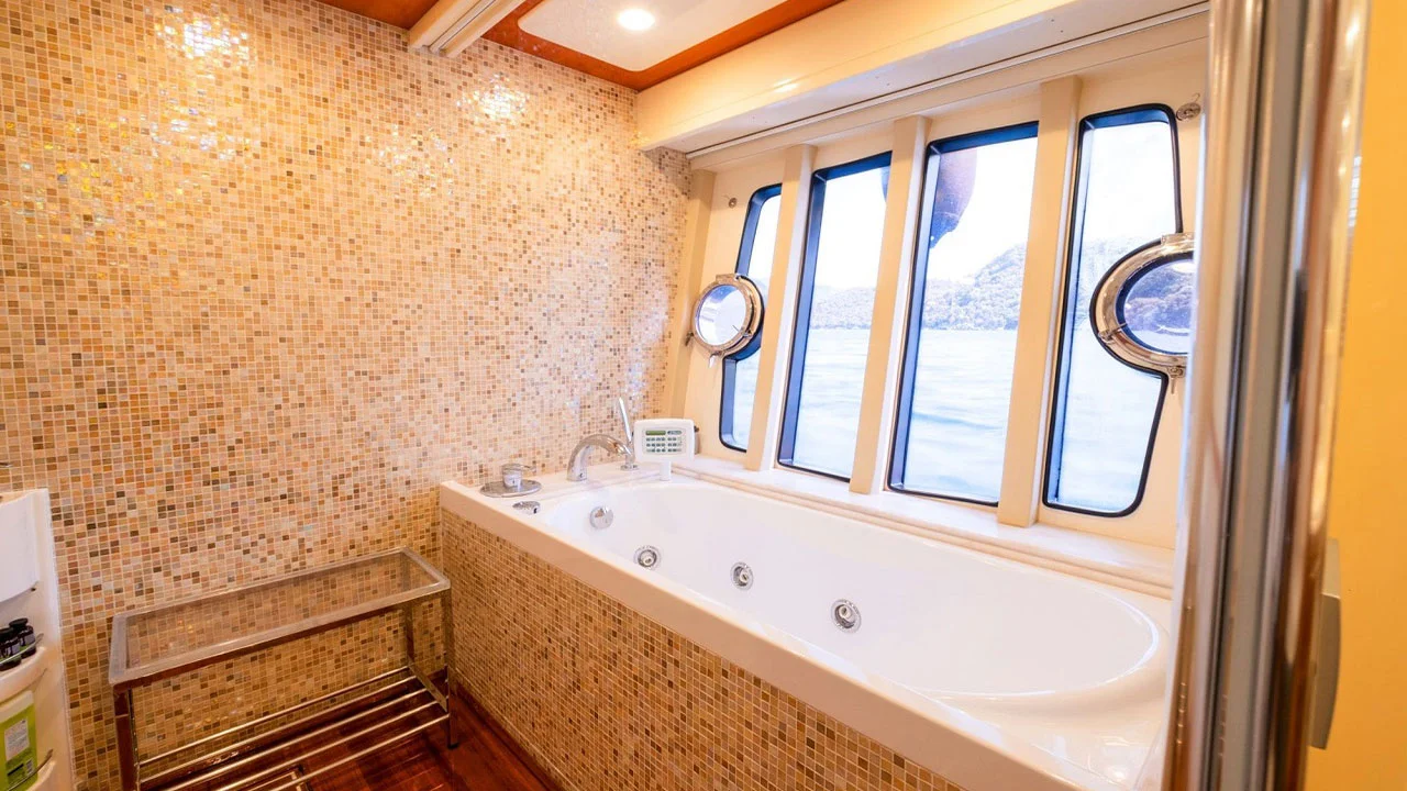 2007 Ferretti 830 HT